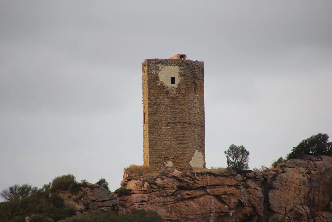 La torre del castello di Casteldoria sulla rupe, a Santa Maria Coghinas