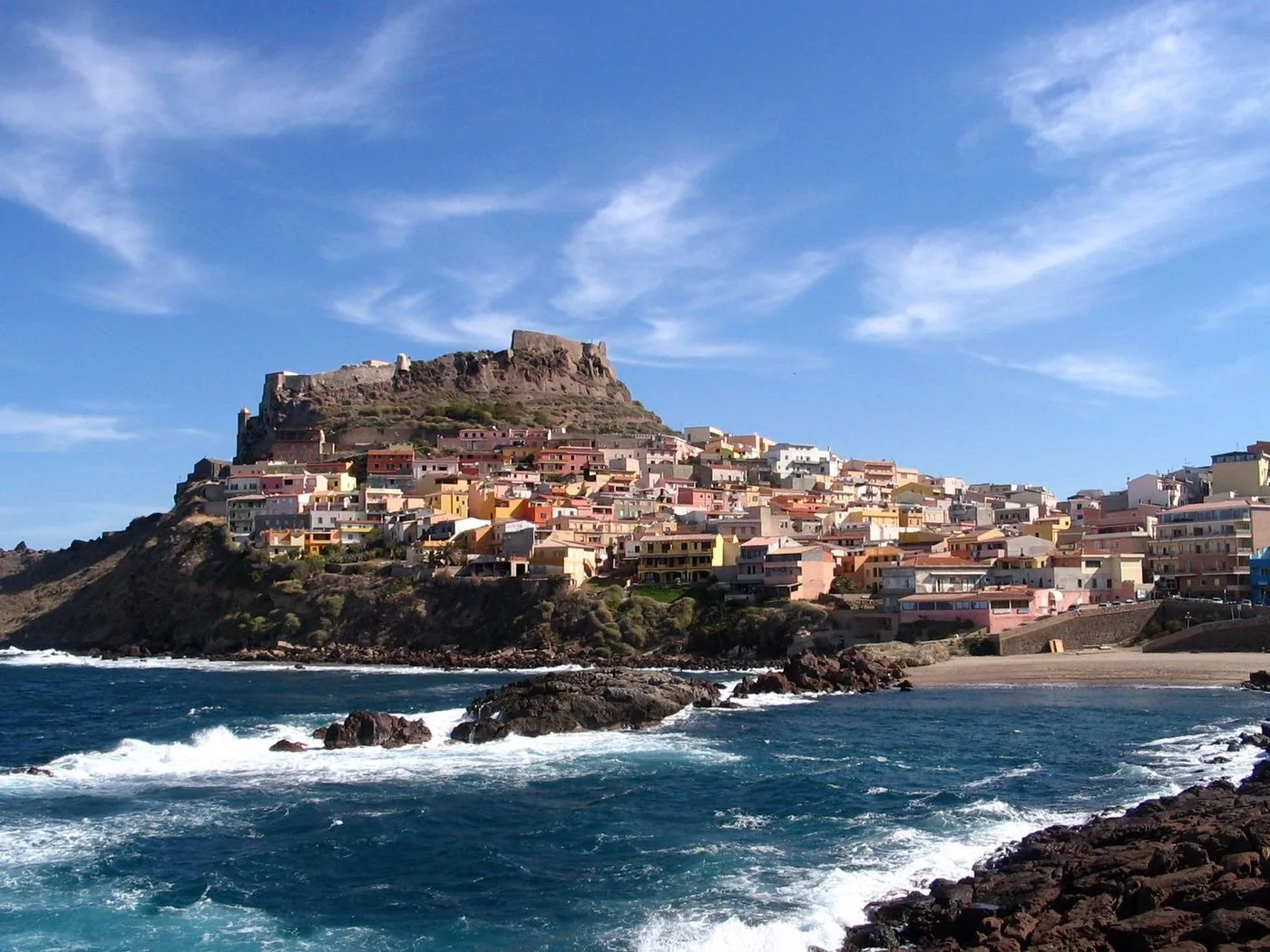 Il borgo di Castelsardo arroccato sul promontorio, visto dal mare