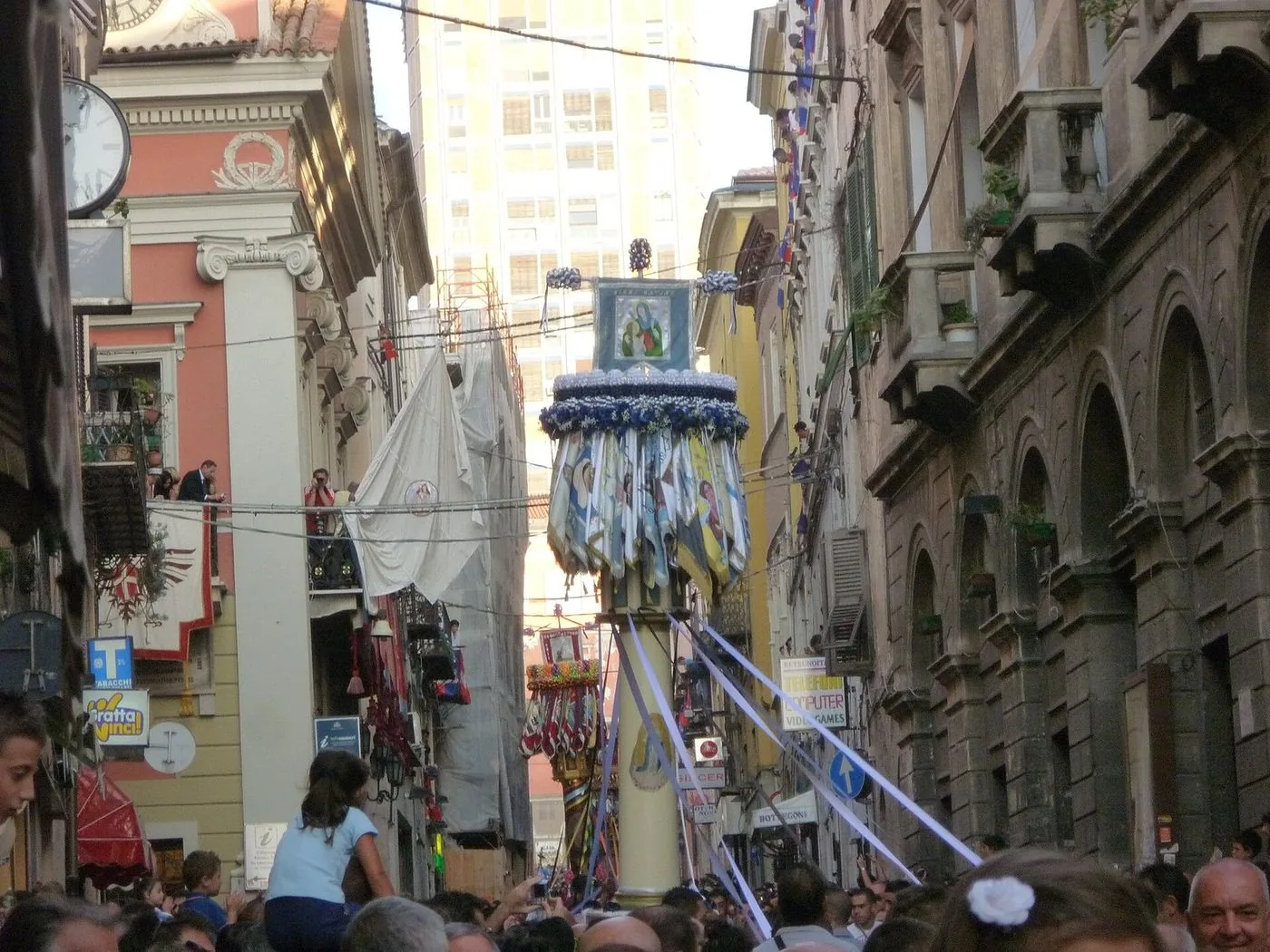 Un candeliere votivo portato a spalla lungo le vie di Sassari durante la Faradda