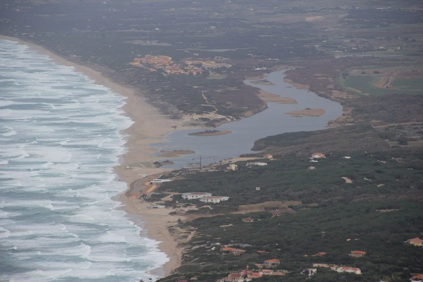 La foce del fiume Coghinas fra Badesi e Valledoria vista dall'alto