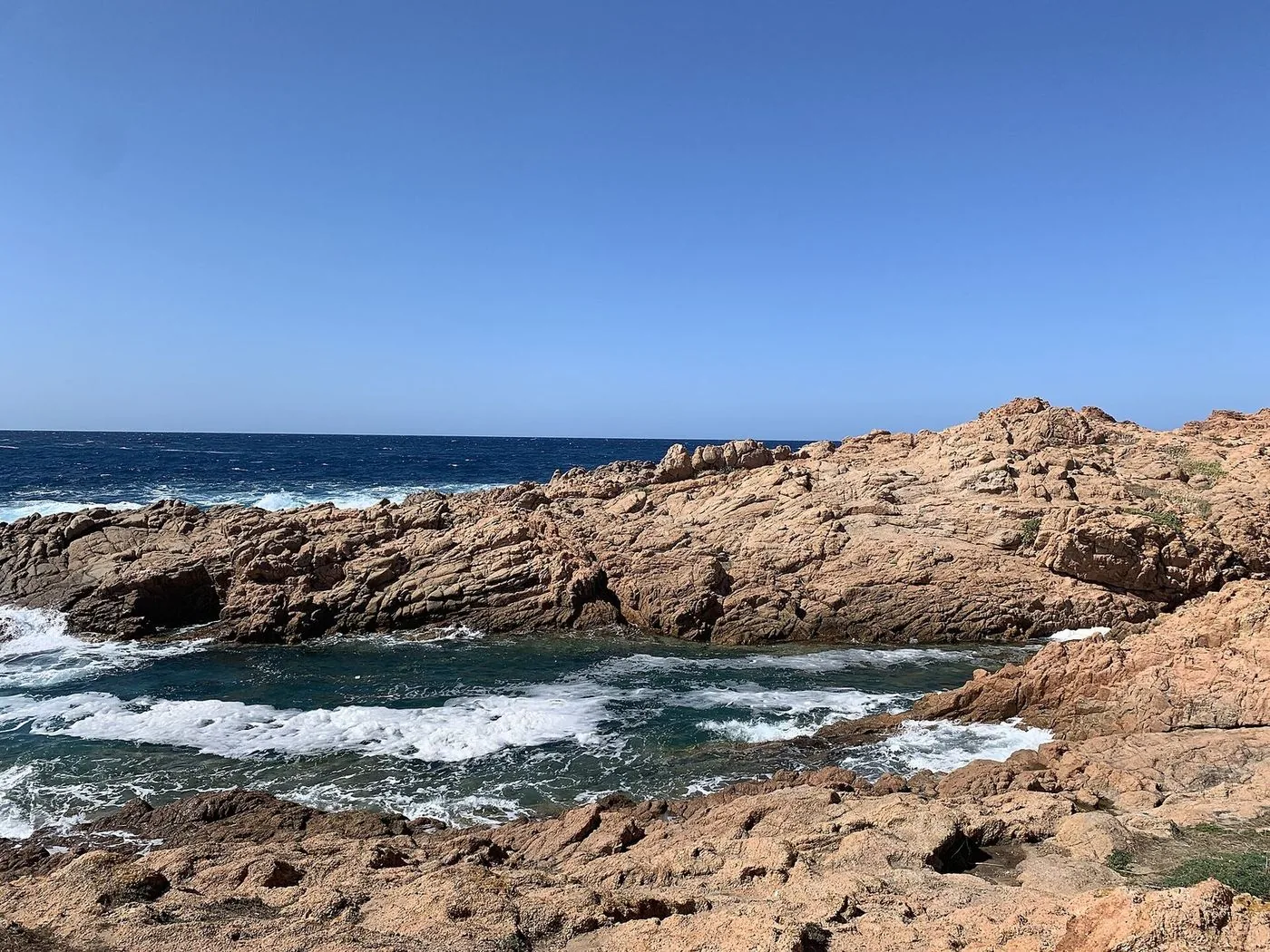 Le rocce rosse di Isola Rossa battute dal mare