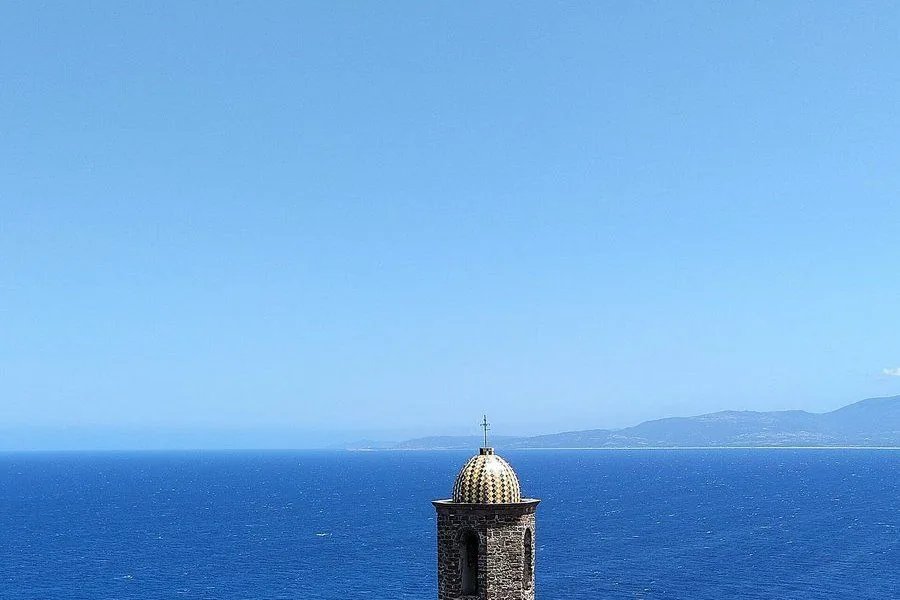 Il campanile della concattedrale di Sant'Antonio Abate a Castelsardo, sul mare